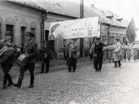 ALBUM 1958 035  1958 Május 1. Felvonulás - Aszód, Kossuth Lajos utca 25.