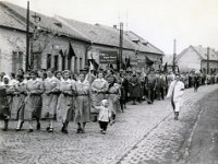 ALBUM 1958 037  1958 Május 1. Felvonulás - Aszód, Kossuth Lajos utca 27.