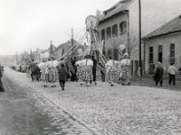 ALBUM 1958 038  1958 Május 1. Felvonulás - Aszód, Kossuth Lajos utca 37.