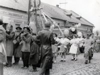 ALBUM 1958 038b  1958 Május 1. Felvonulás - Aszód, Kossuth Lajos utca 47.