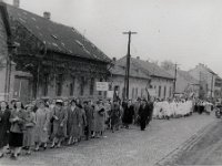 ALBUM 1958 039  1958 Május 1. Felvonulás - Aszód, Kossuth Lajos utca 51.