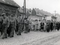 ALBUM 1958 040  1958 Május 1. Felvonulás - Aszód, Kossuth Lajos utca 51.