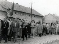 ALBUM 1958 043  1958 Május 1. Felvonulás - Aszód, Kossuth Lajos utca 57.