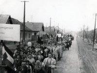 ALBUM 1958 044  1958 Május 1. Felvonulás - Aszód, Kossuth Lajos utca 61.