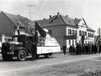 ALBUM 1958 055  1958 Május 1. Felvonulás - Aszód, Kossuth Lajos utca 1.