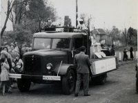 ALBUM 1958 075  1958 Május 1. Felvonulás - Aszód FC sporttelpre vezeő úton.